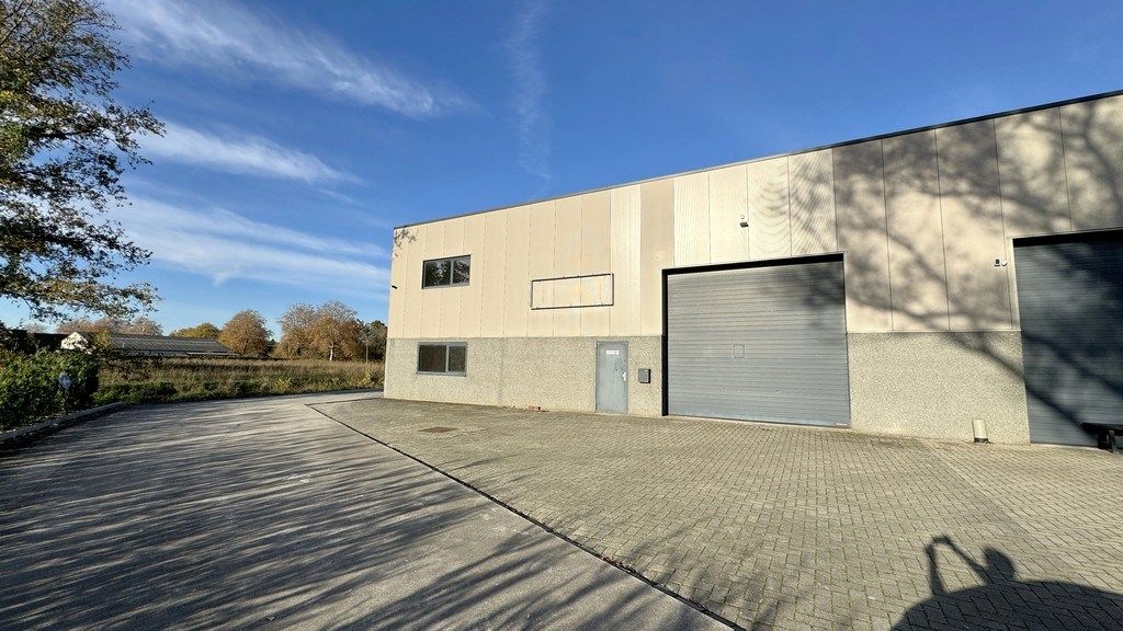 Magazijn met kantoor te huur nabij E313 in Ranst foto 8