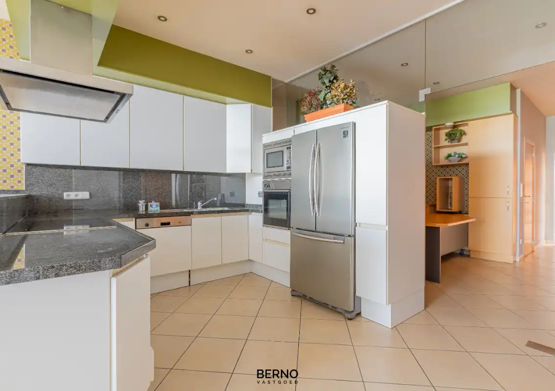 Multifunctionele eigendom met woning en magazijn (300 m²) op 14 are foto 5
