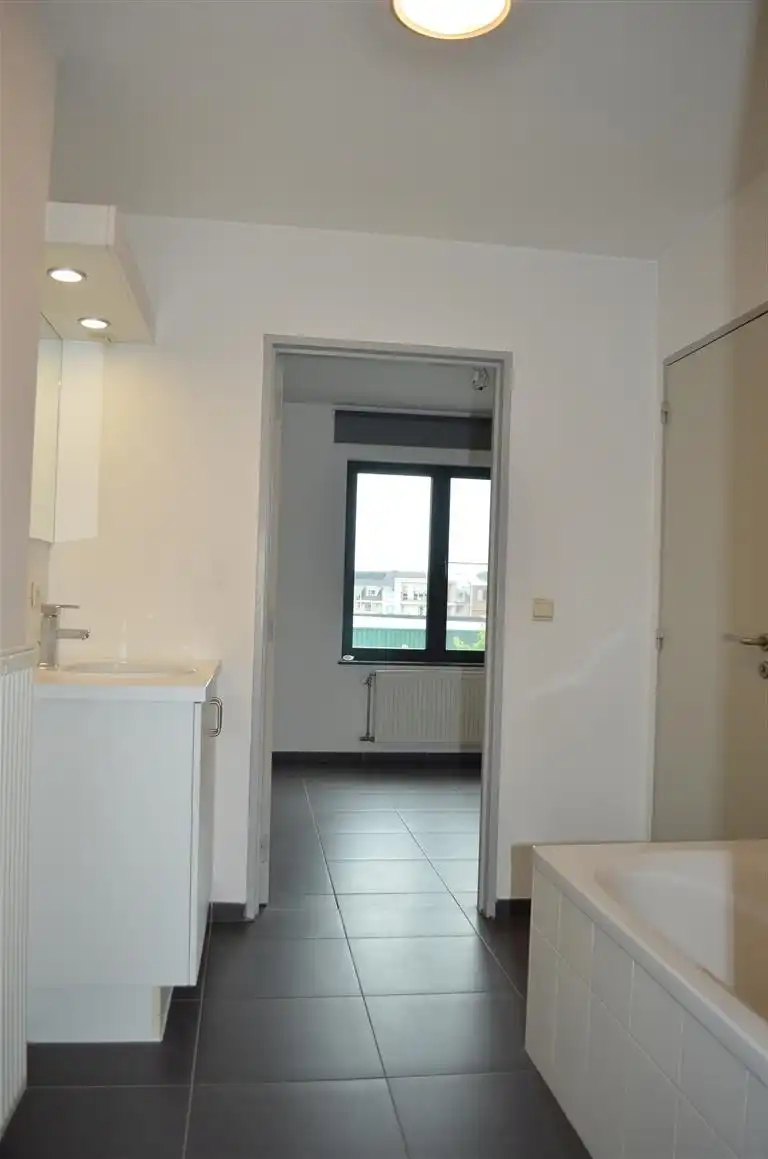 Ruim goed onderhouden appartement met twee slpk's, kelder en autostaanplaats van bouwjaar 2006. foto 10