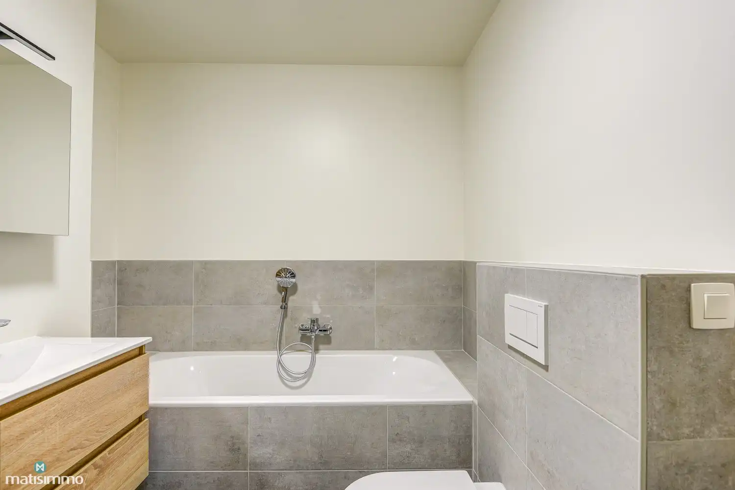 RUIM NIEUWBOUW APPARTEMENT MET 2 SLAAPKAMERS, TERRAS, GARAGE, AUTOSTAANPLAATS EN KELDERBERGING TE BEVERST foto 16