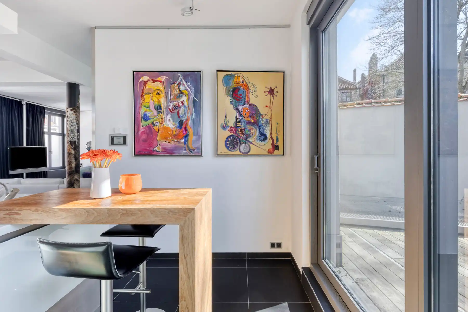 Gerenoveerde (2010) burgerwoning met dubbele garage foto 4