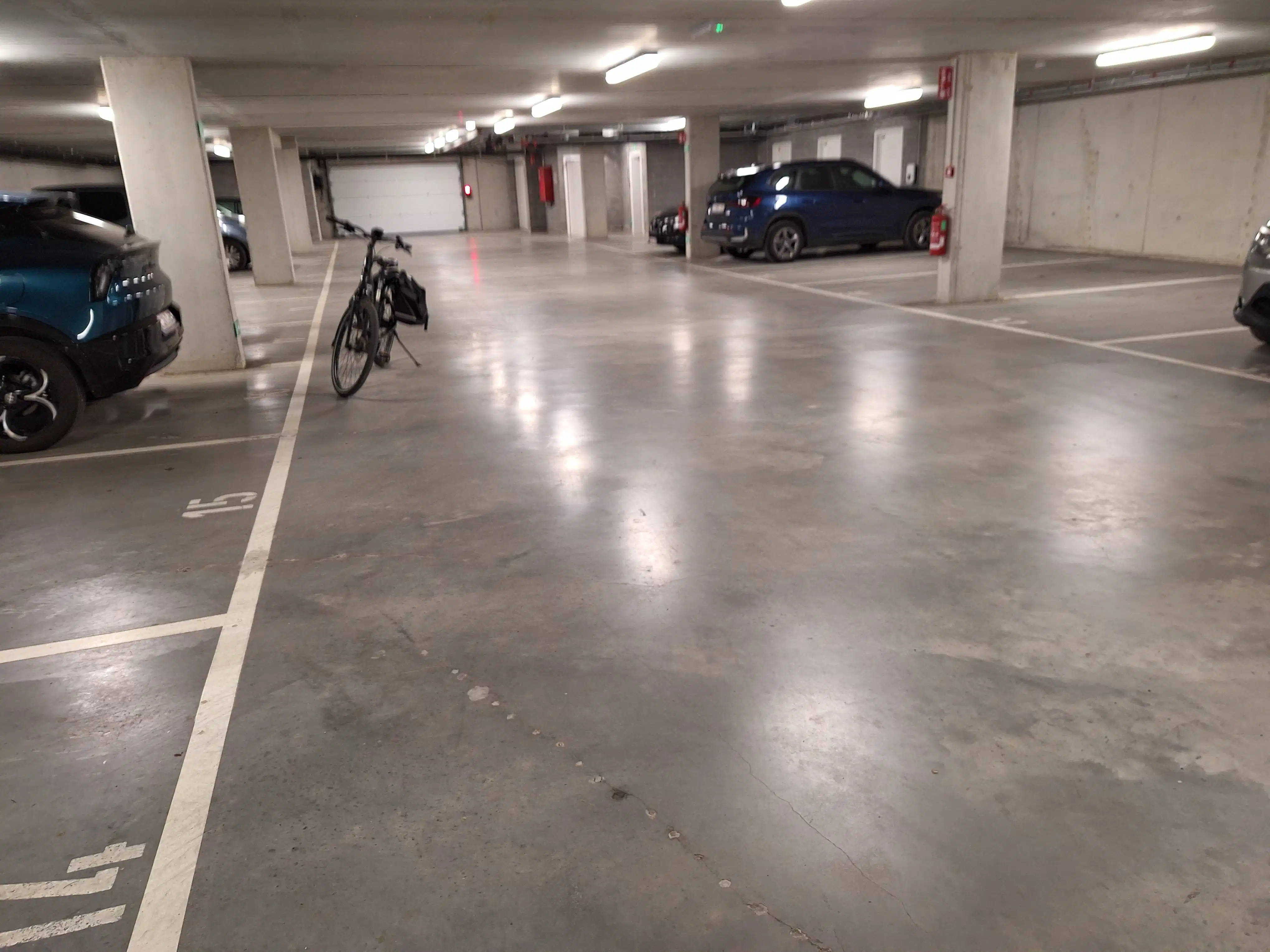 Te huur: afgesloten autostaanplaats. foto 3