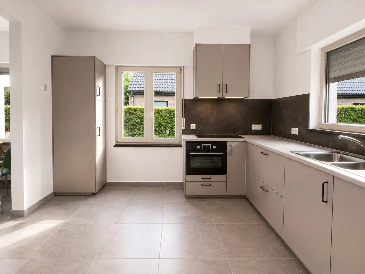 Gerenoveerde open bebouwing met drie slaapkamers, bureau en ruime tuin te huur in Merendree foto 5