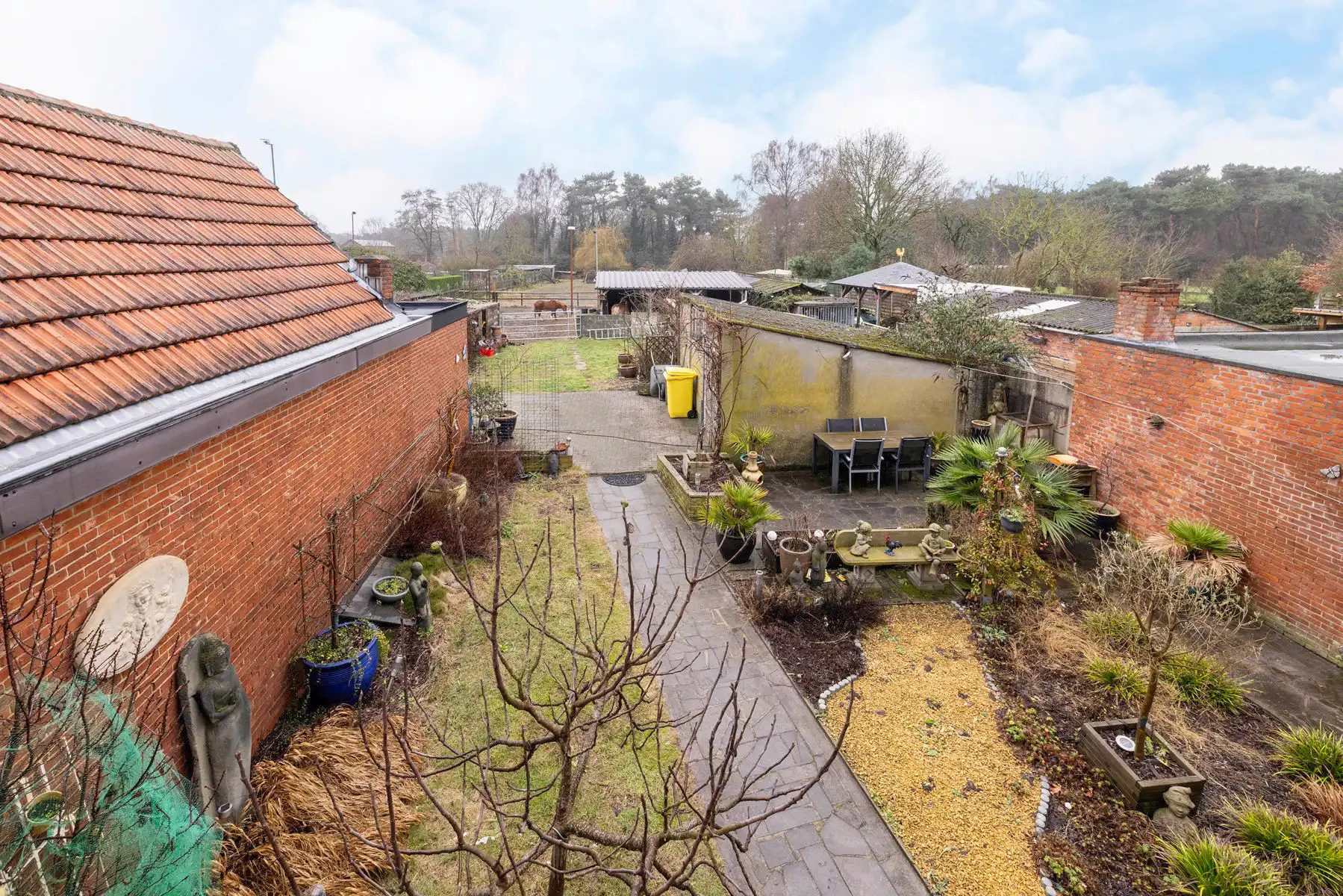 Ruime gezinswoning met 4 slpks op een perceel van ca. 800 m² foto 24