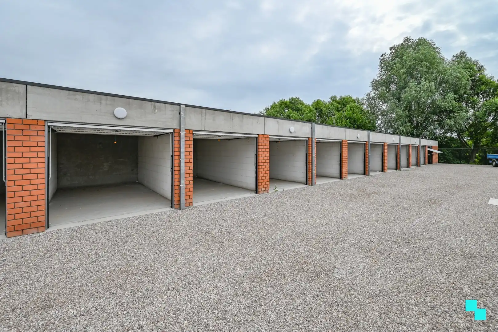Garageboxen op centrale ligging in Izegem foto {{pictureIndex}}