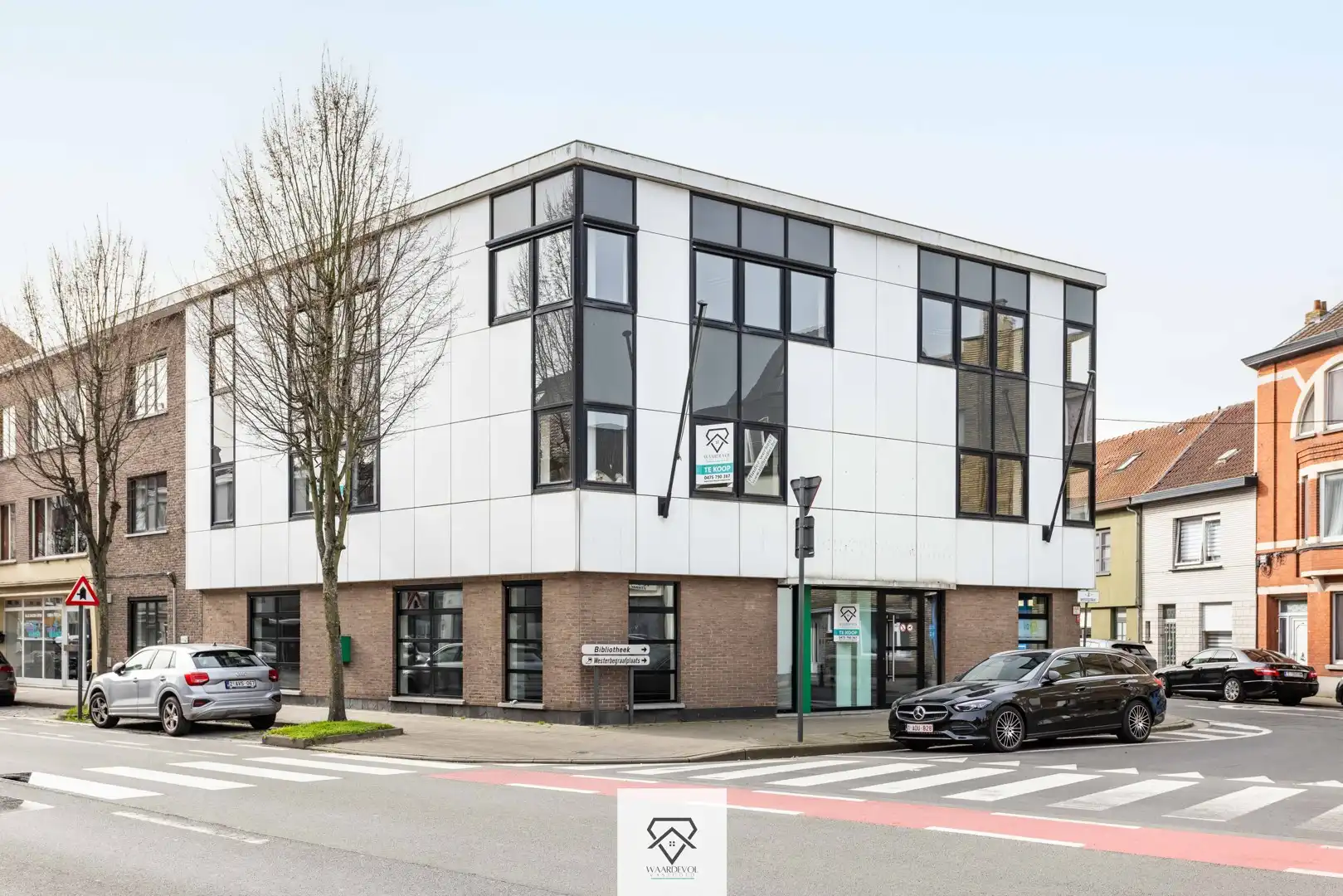Uniek hoekgebouw (737 m²) in Gent: Direct instapklaar óf herontwikkeling tot appartementen foto {{pictureIndex}}