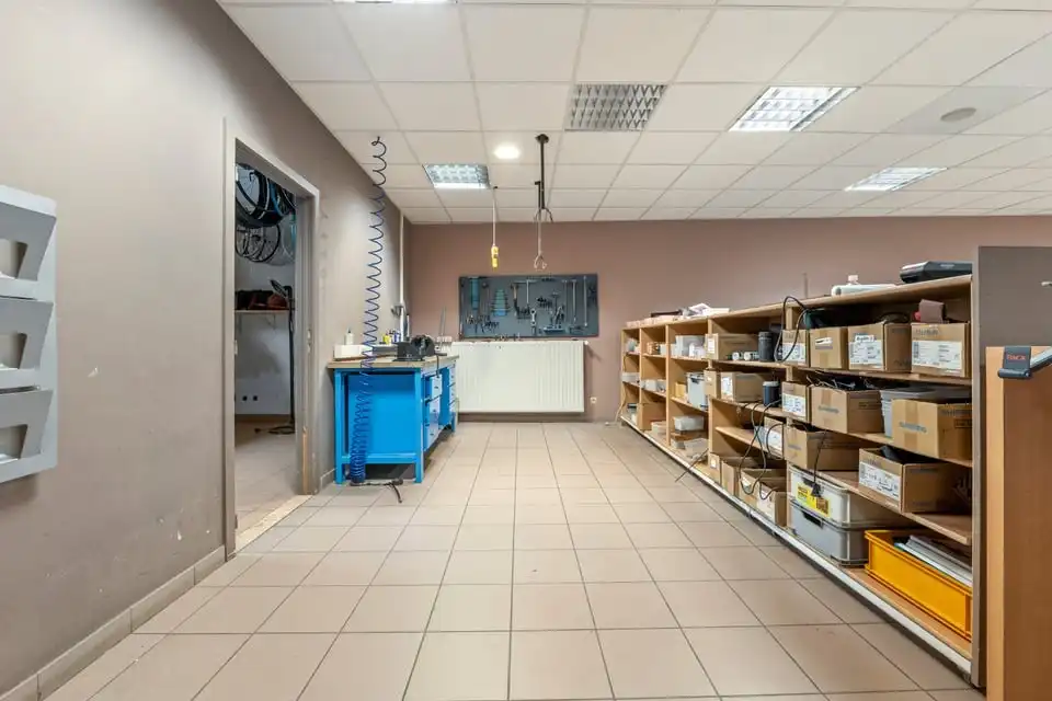 RUIM HANDELSPAND TE HUUR IN HET CENTRUM VAN SINT-TRUIDEN foto 15