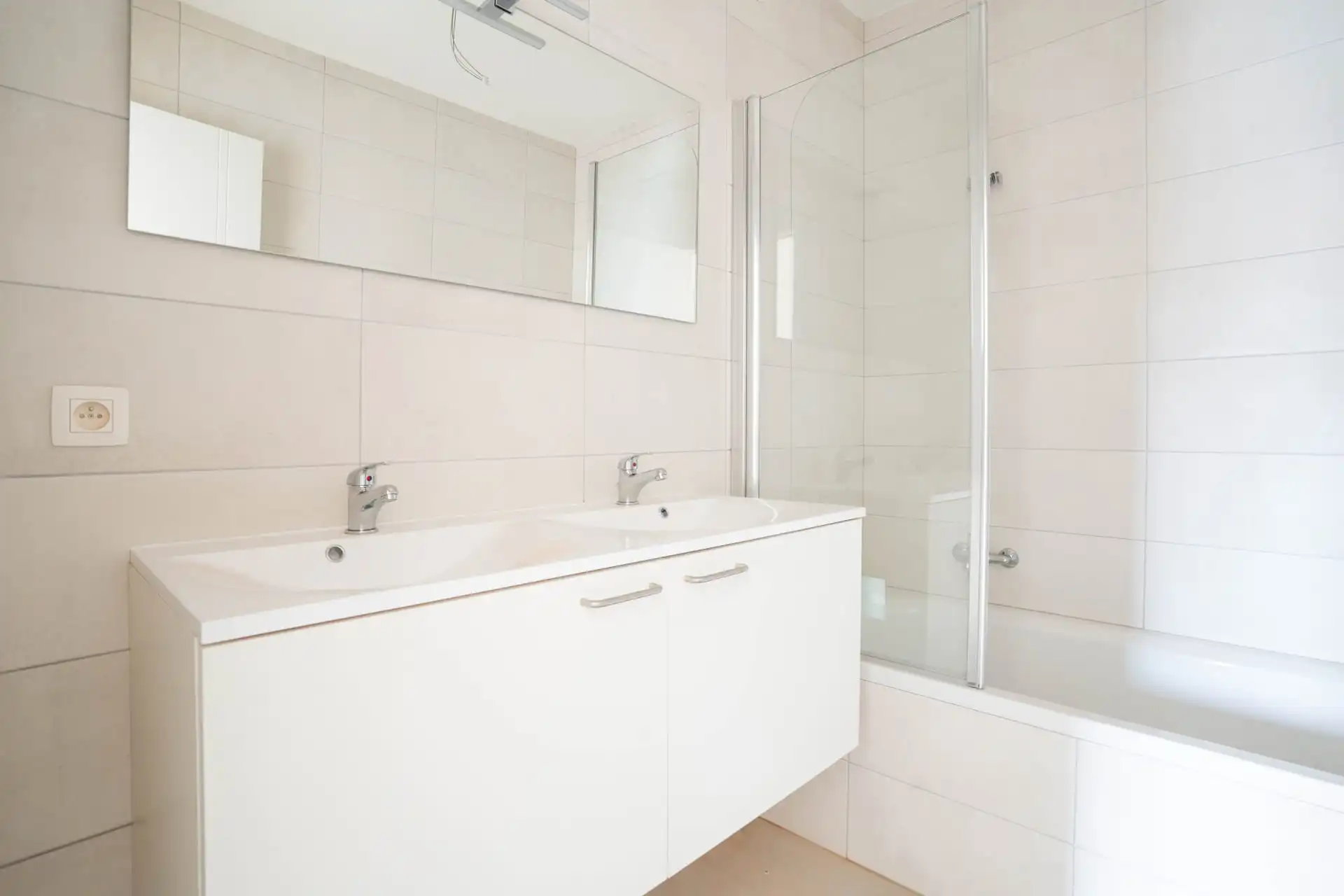 Modern appartement met twee slaapkamers en ruim terras. foto 10