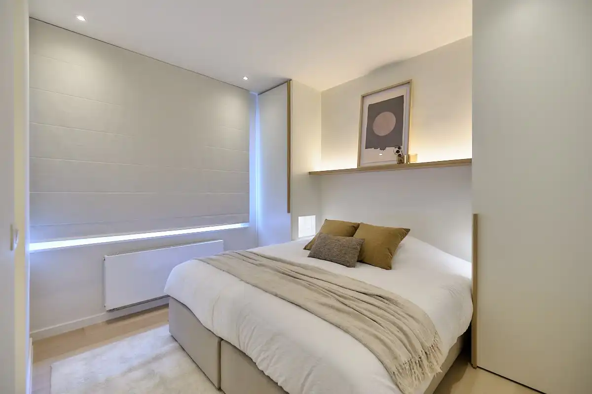 Gerenoveerd appartement met 4 slpks. en zijdelings zeezicht foto 14