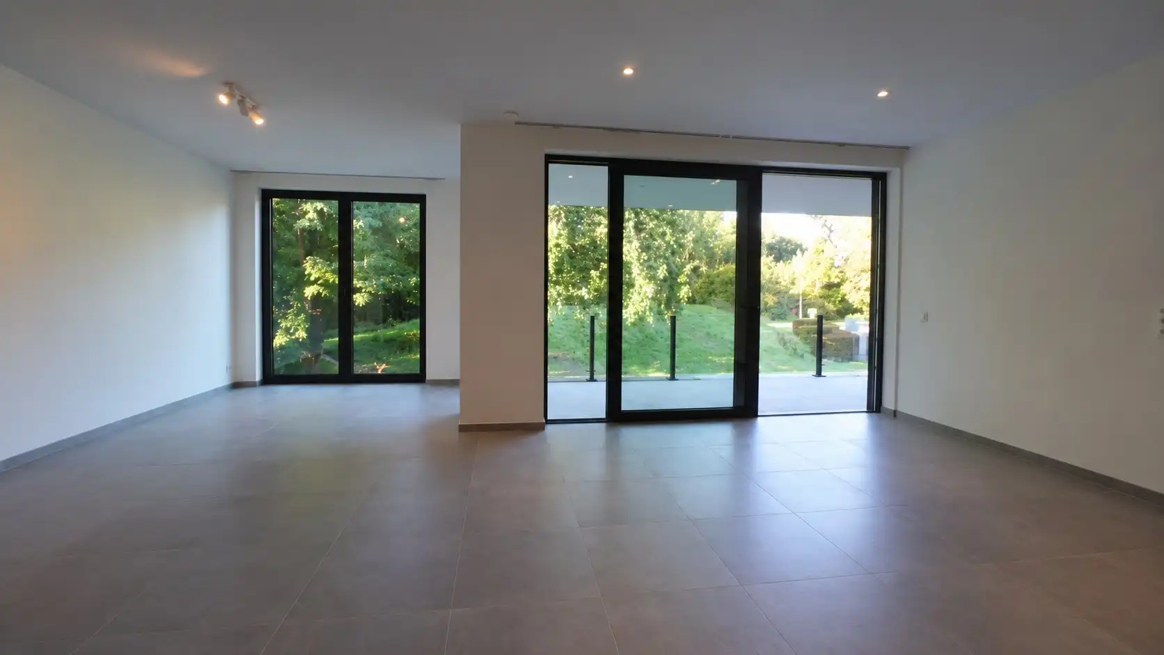Modern en energiezuinig appartement met ruim terras in groene omgeving foto 3