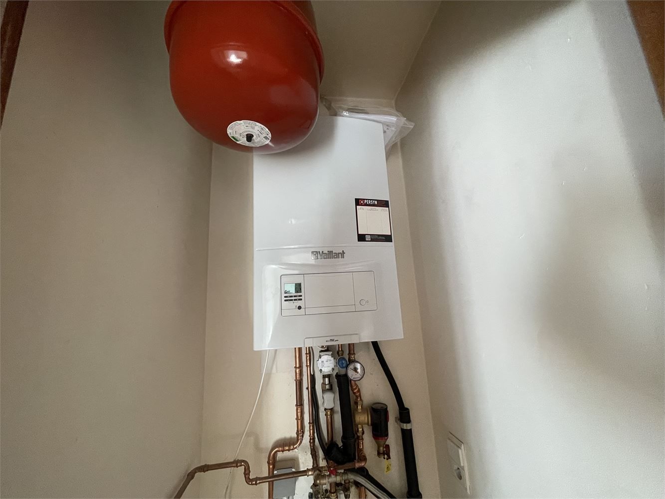 Sint-Andries,ruim zonnig vernieuwd energiezuinig appartement van 128 m2 , living van 47m2, 2 slaapkamers en open bureau foto 14
