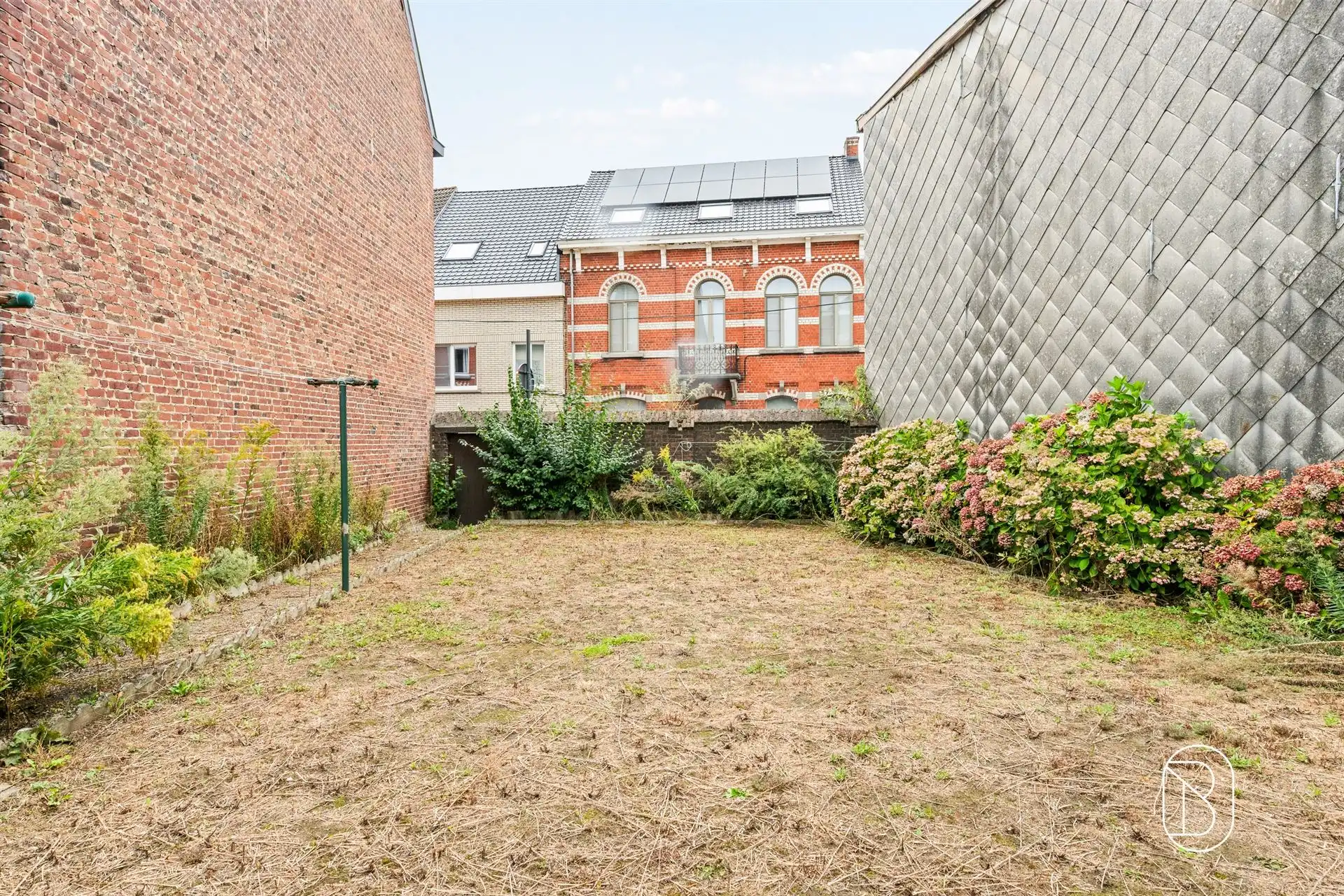 Goedgelegen degelijke woning met extra bouwgrond foto 5
