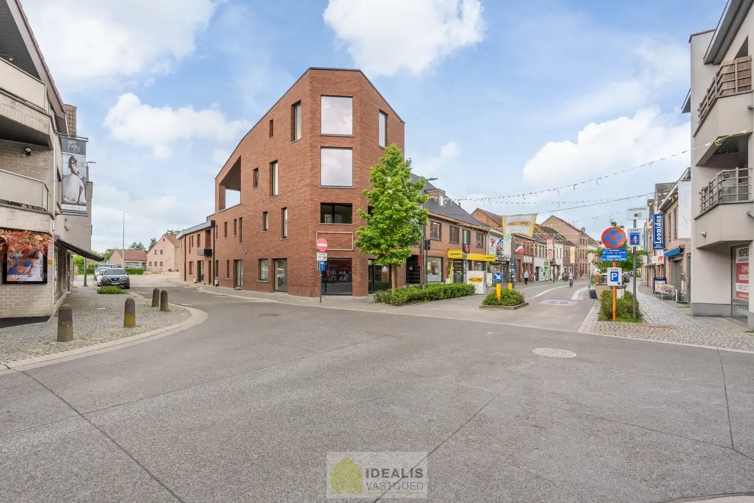 IDEALIS VASTGOED - HANDELSRUIMTE MET TAL VAN MOGELIJKHEDEN OP EEN TOPLOCATIE IN HET CENTRUM VAN PEER! Dit handelspand van +- 92m² is gelegen op de meest levendige winkelstraat van Peer met een breed aanbod aan winkels, restaurants en dienstverlenende bedrijven. Gemakkelijk te bereiken te voet, per auto én openbaar vervoer  en gelegen op een absolute zichtlocatie! foto 3