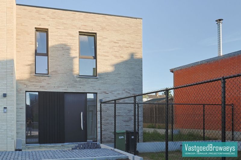 HOB met garage en zonrijke tuin nabij tal van verbindingswegen foto {{pictureIndex}}