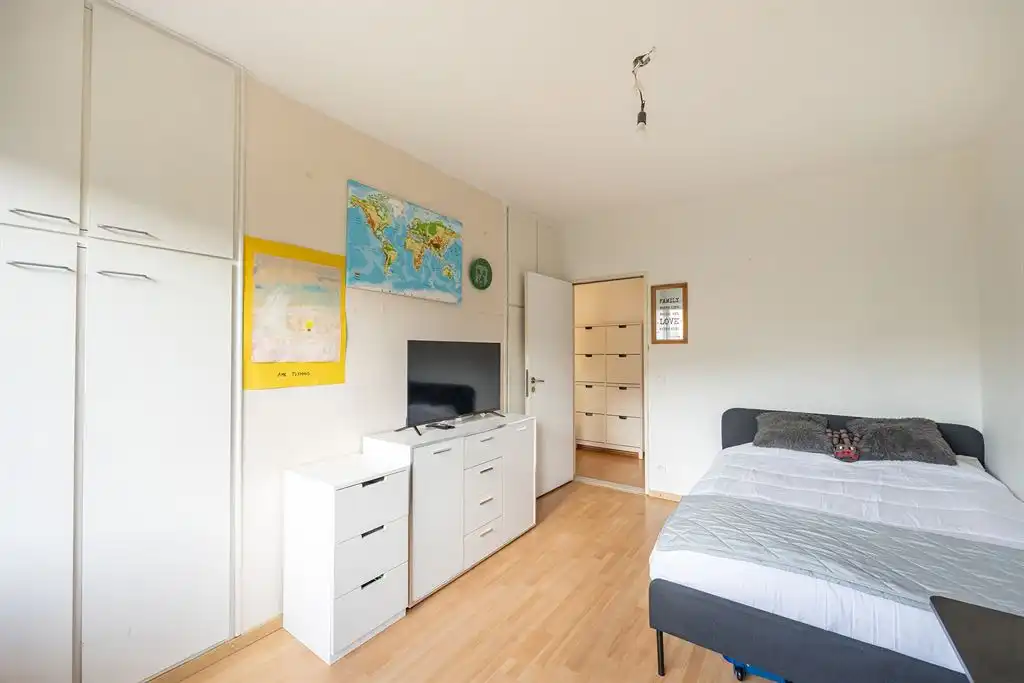 Ruim 3 slpk appartement met terras en garagebox foto 17