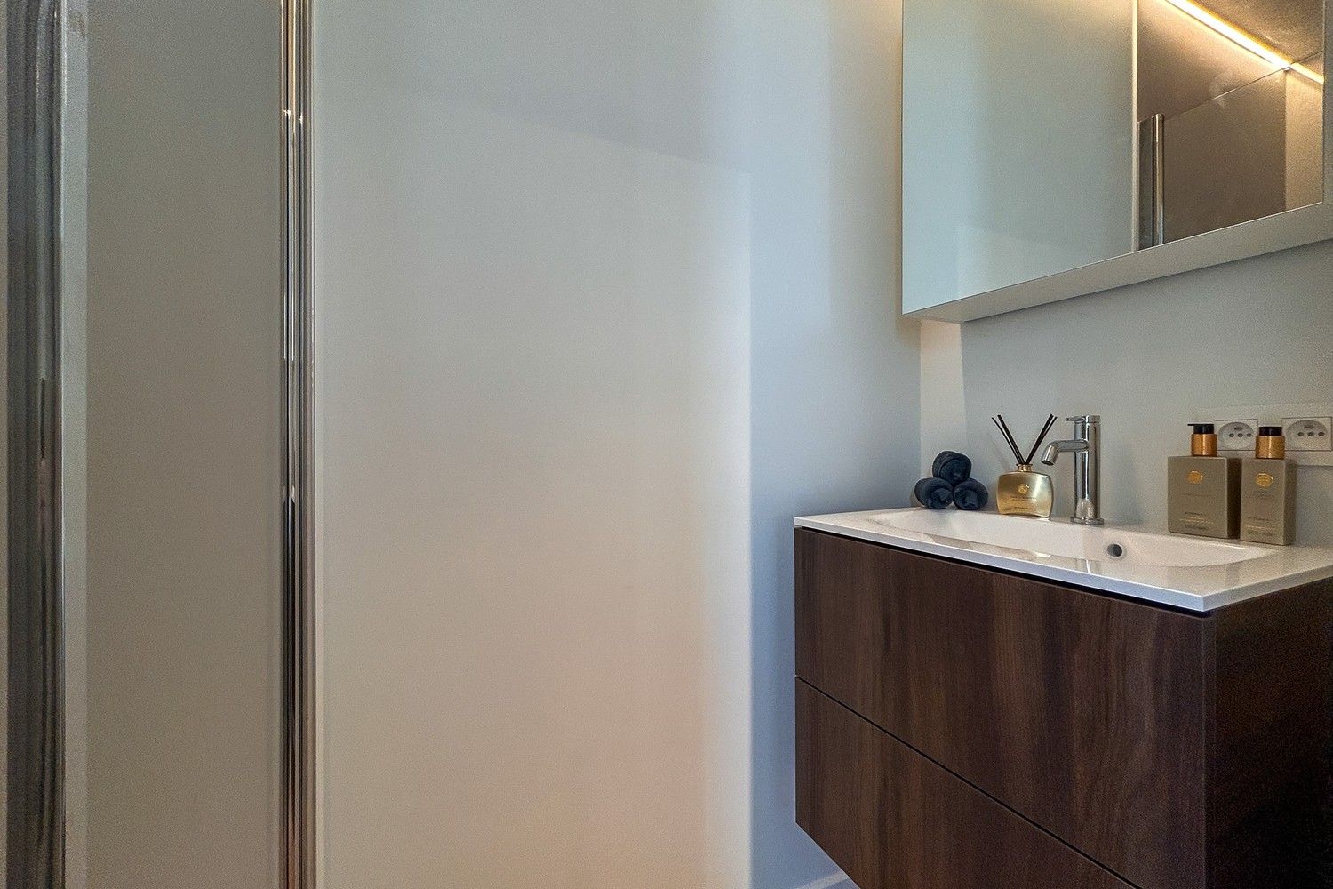 Prachtig gerenoveerd 2- slaapkamer appartement met frontaal zeezicht. foto 12