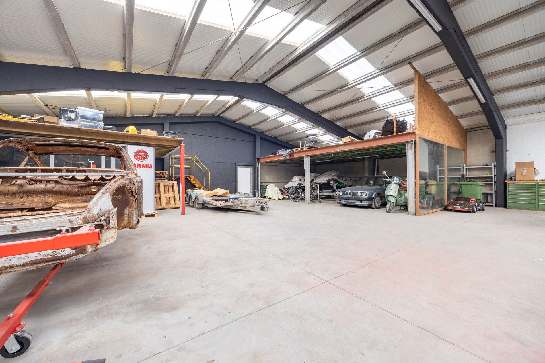 GOED GELEGEN MAGAZIJN MET SHOWROOM foto 5