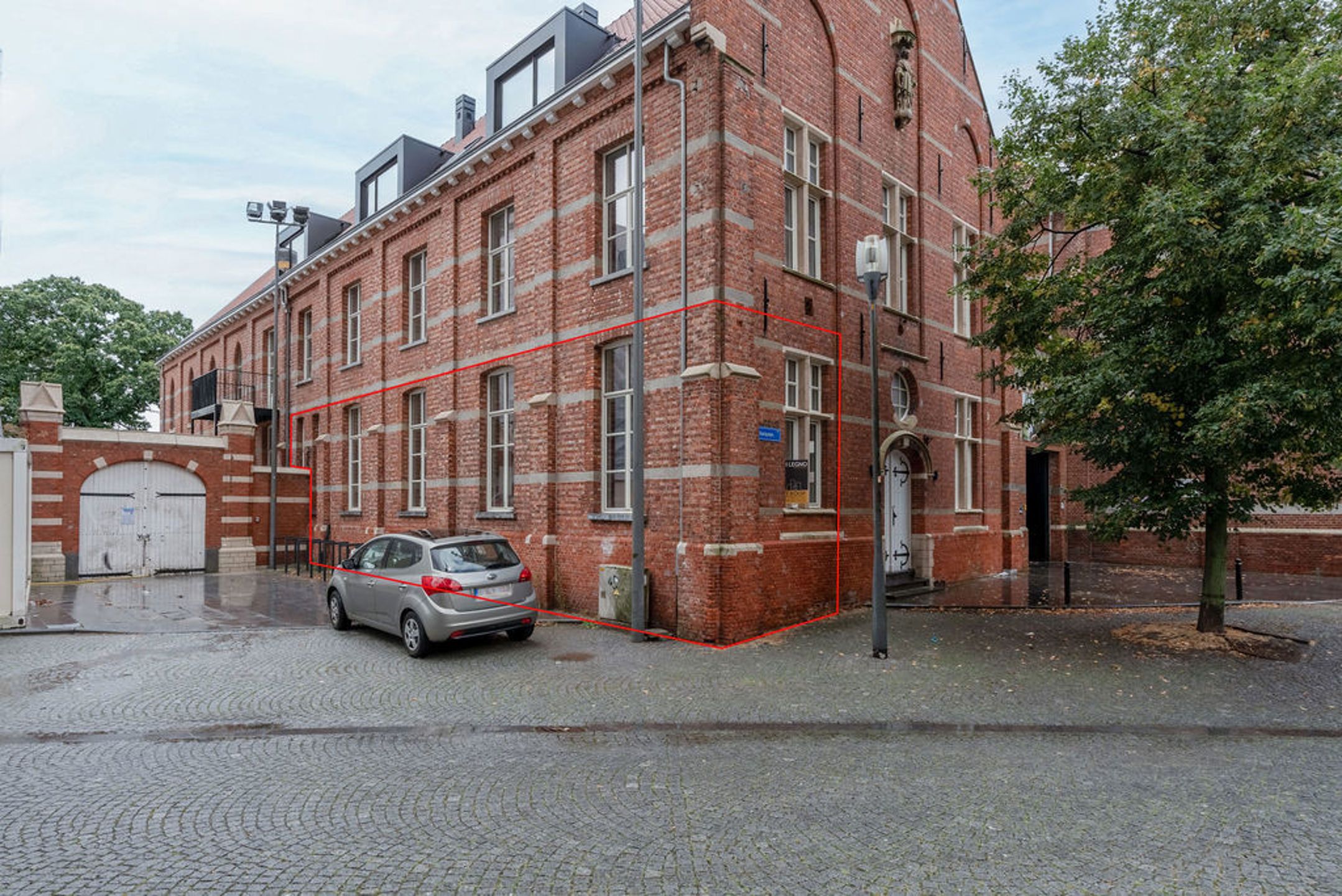 Uniek gelijkvloersappartement van 131 m² op rustige ligging foto {{pictureIndex}}