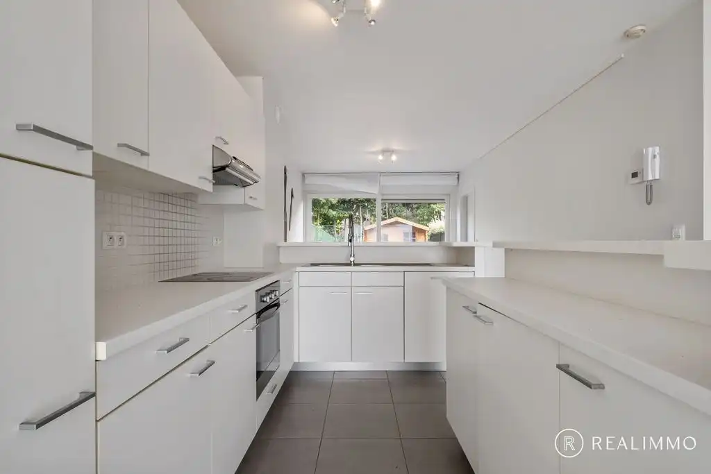 Recente halfopen bebouwing (2017) met tuin, terras en uitweg in rustige wijk foto 11