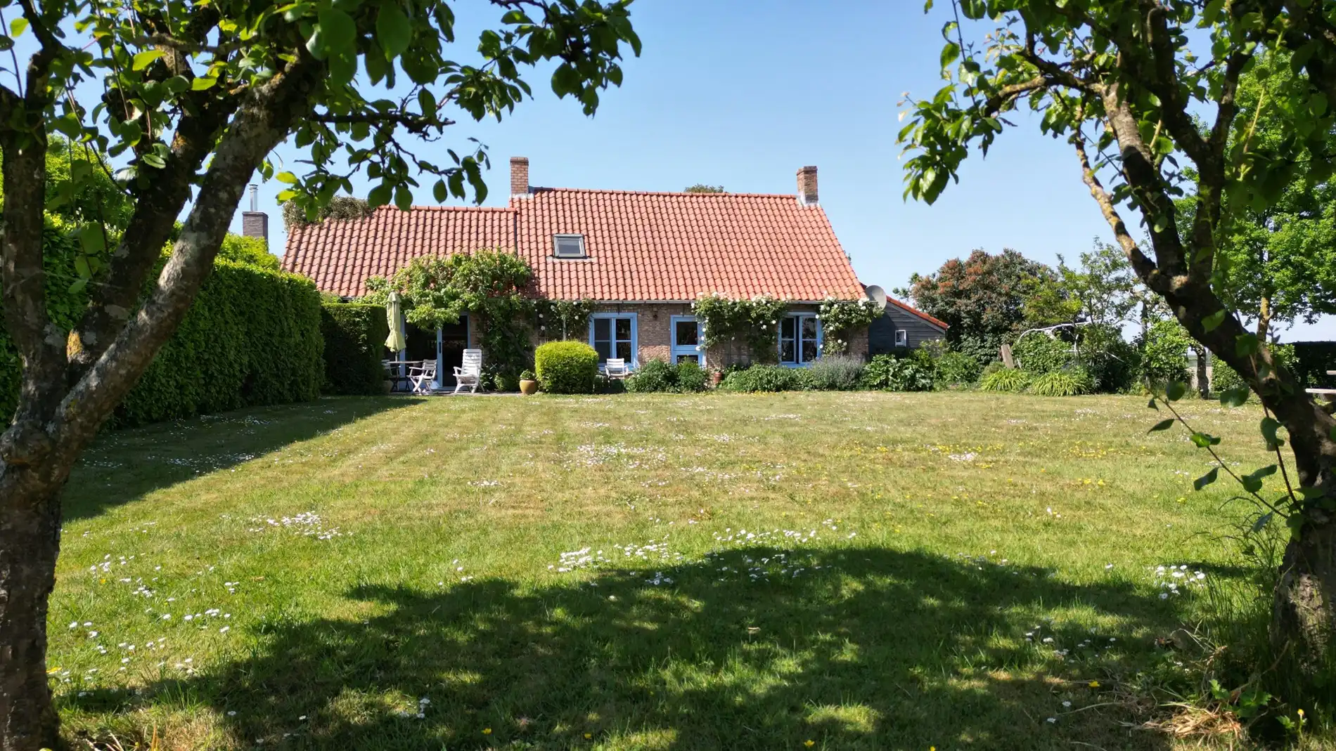 Charme en idylle nabij Sluis foto {{pictureIndex}}