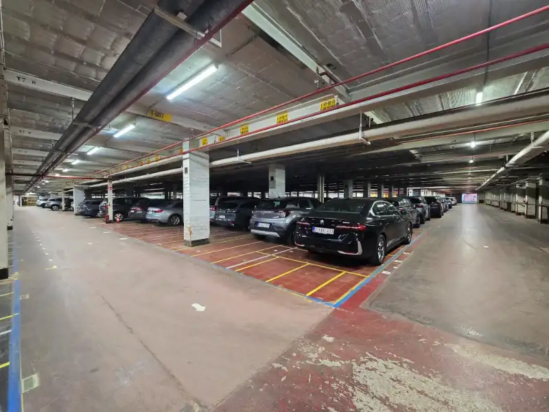 Industriële site met kantoorruimte te huur foto 3