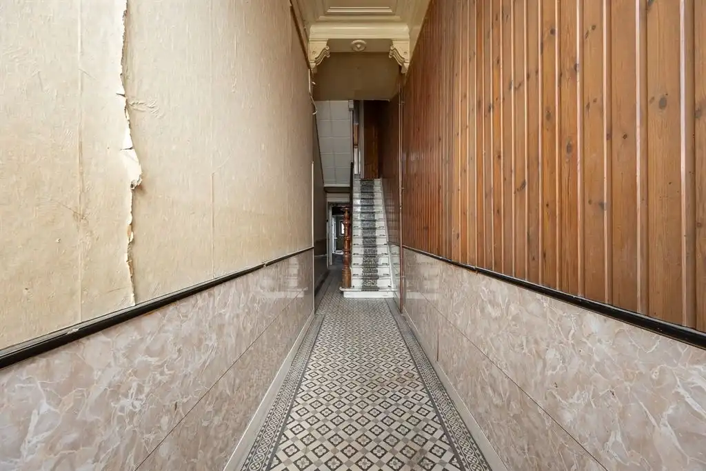 Verrassend ruime te renoveren woning met zonnige tuin foto 12