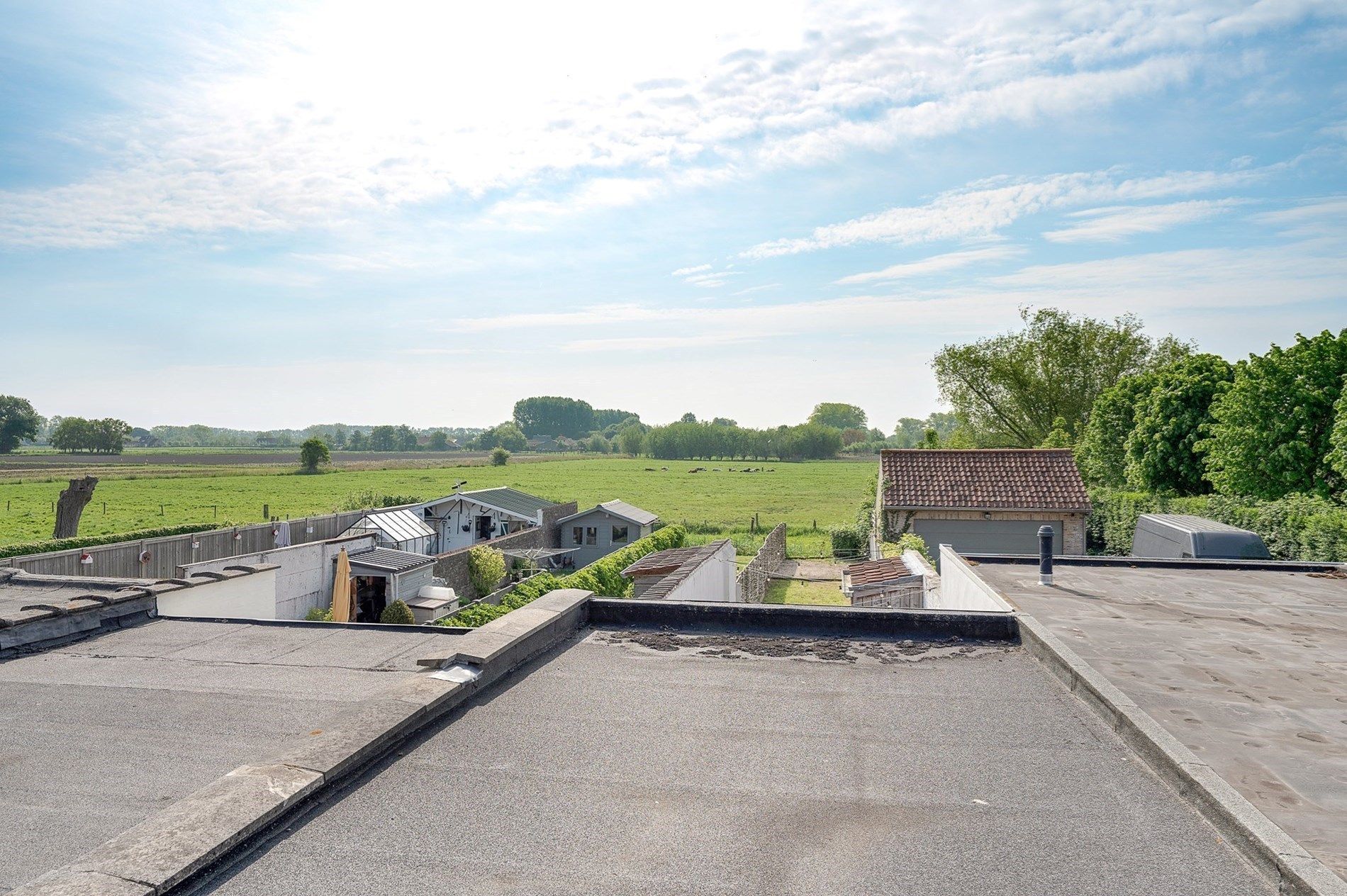 Volledig instapklaar huis met mooie tuin te Damme foto 16