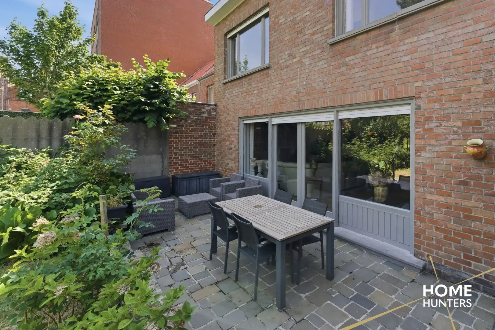 Statige stadswoning met uitzonderlijke volumes, garage en prachtige tuin in hartje Ieper foto 34