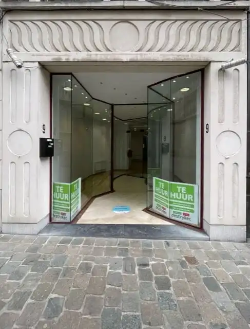 Handelspand gelegen in het ‘Montmartre’ van het centrum Halle. foto 2