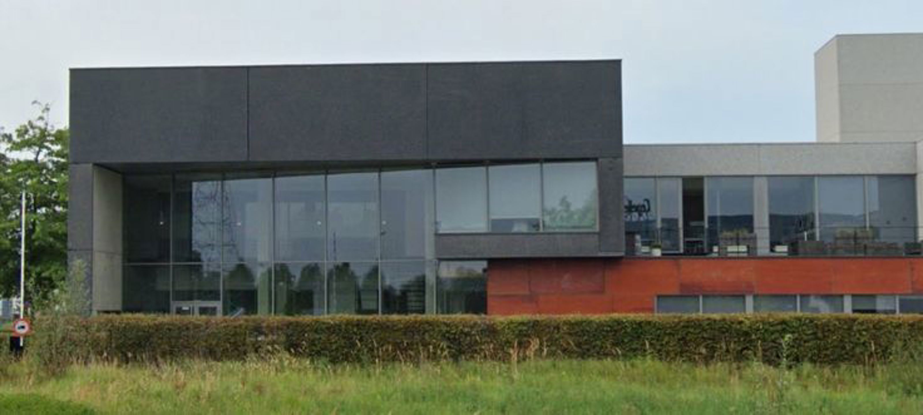 Modern bedrijfsgebouw langs E17 in Zwijndrecht foto 8