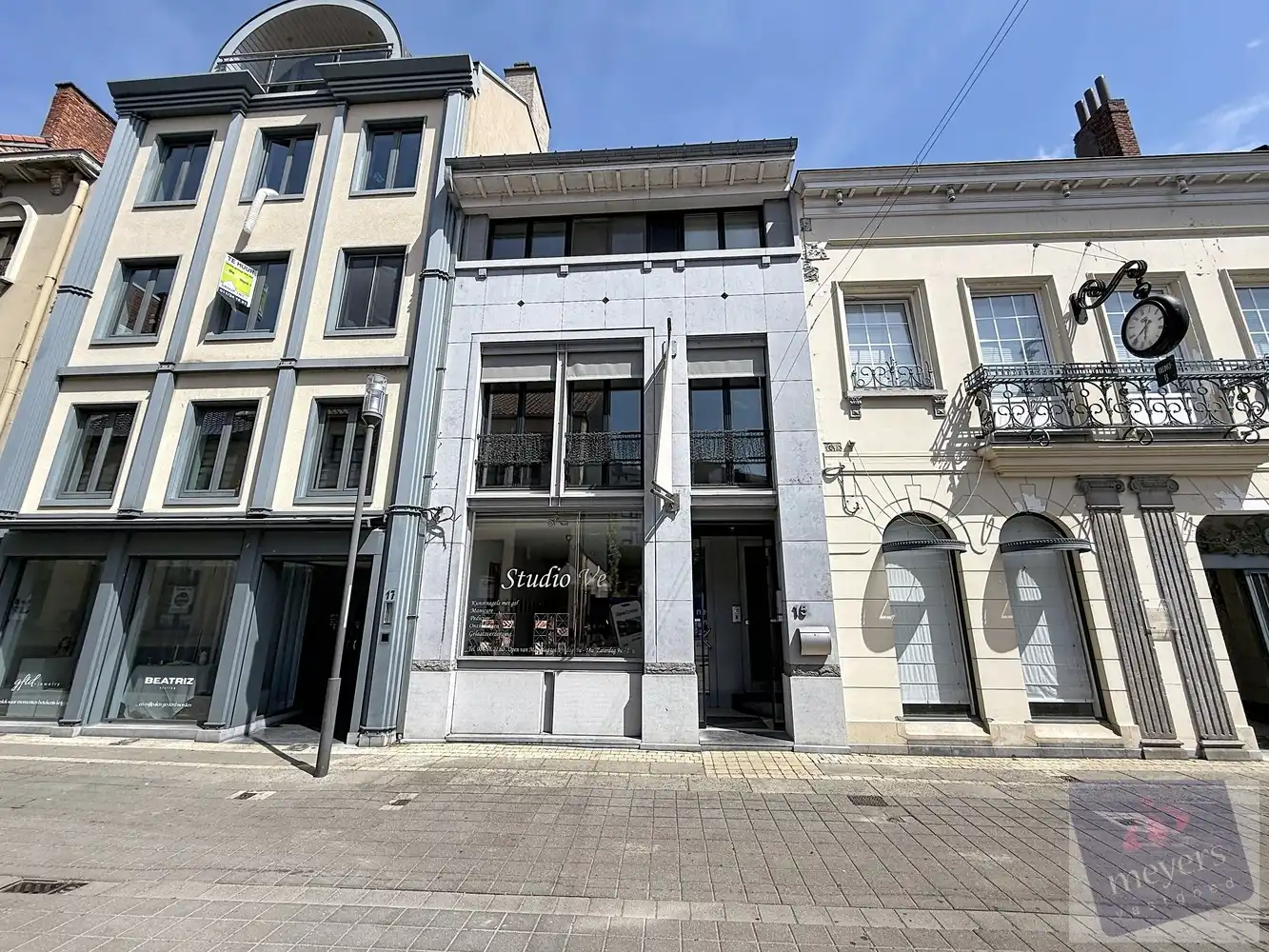 Ruim triplex-appartement met terras én handelspand in hartje Hasselt foto {{pictureIndex}}