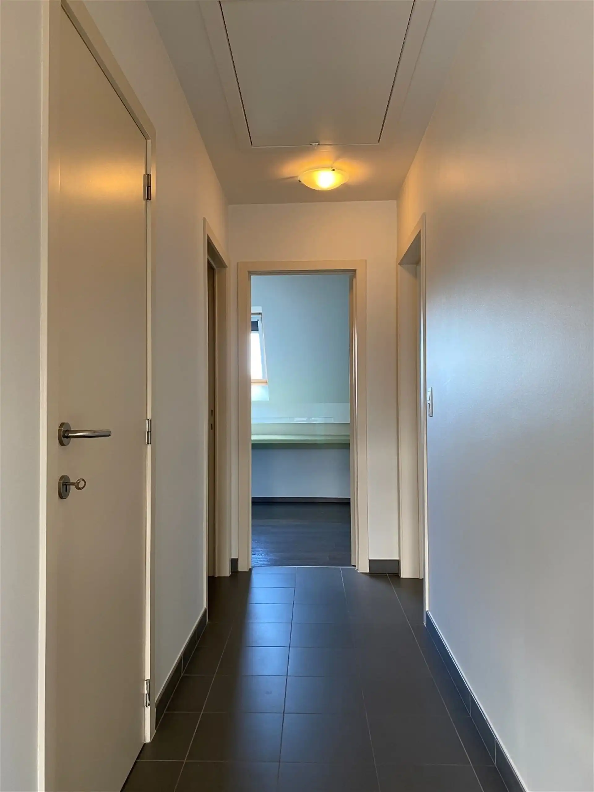 Instapklaar appartement met terras en garage. foto 16