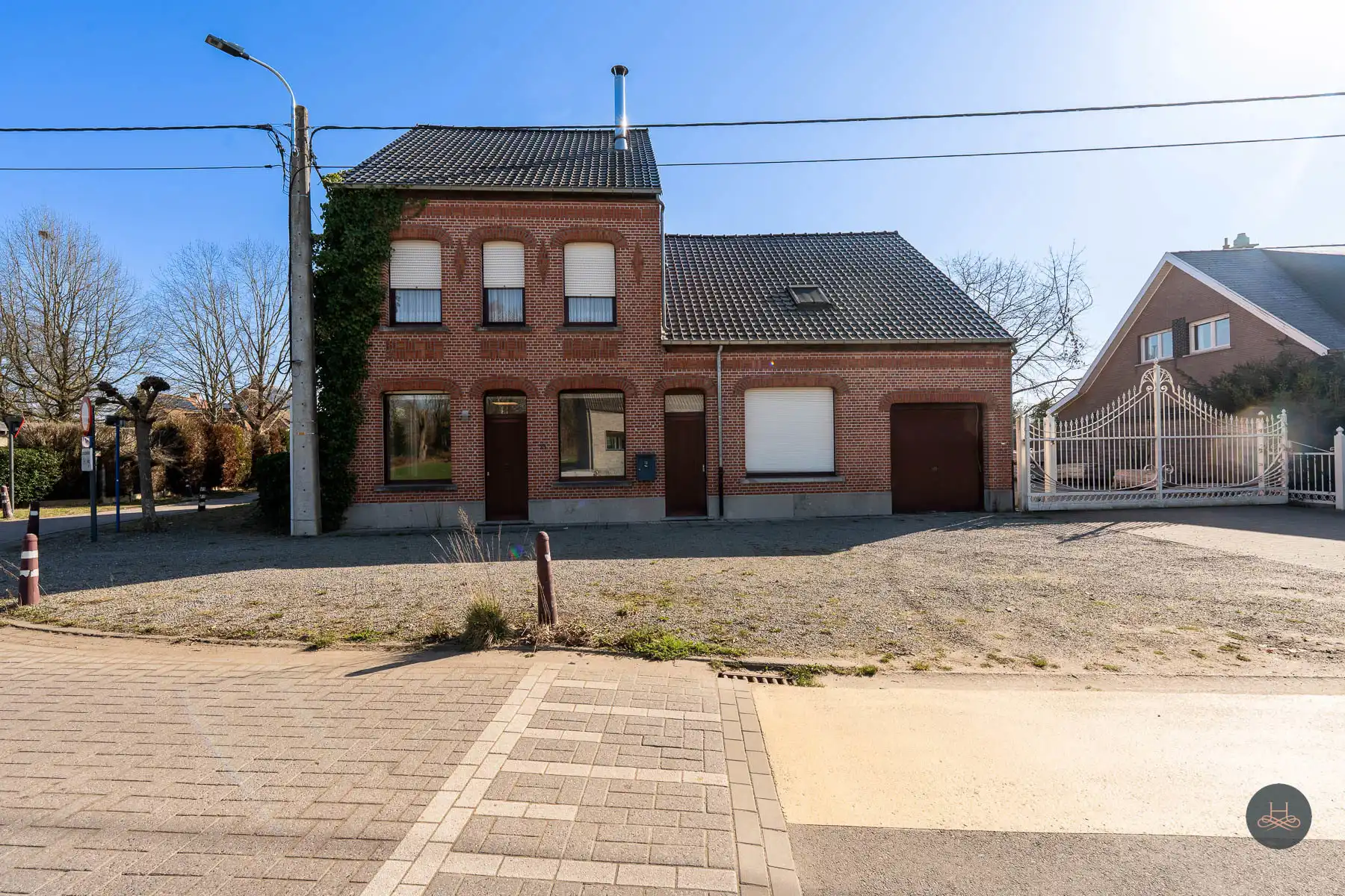 Hoofdfoto van de publicatie: Woning met groot multifunctioneel bijgebouw in rustige straat