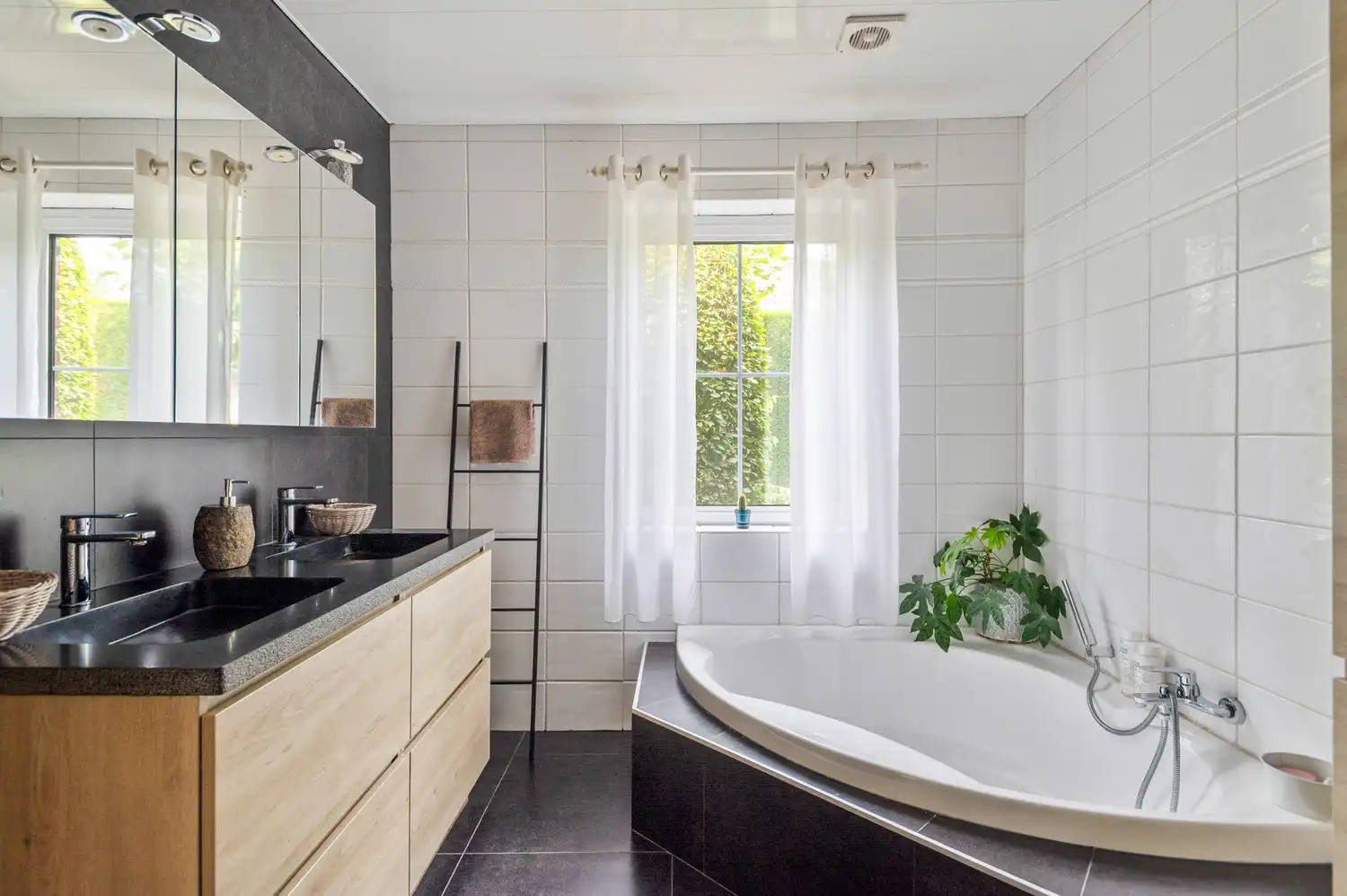 Instapklare laagbouwwoning met 3 slaapkamers & idyllische tuin te Lier foto 15