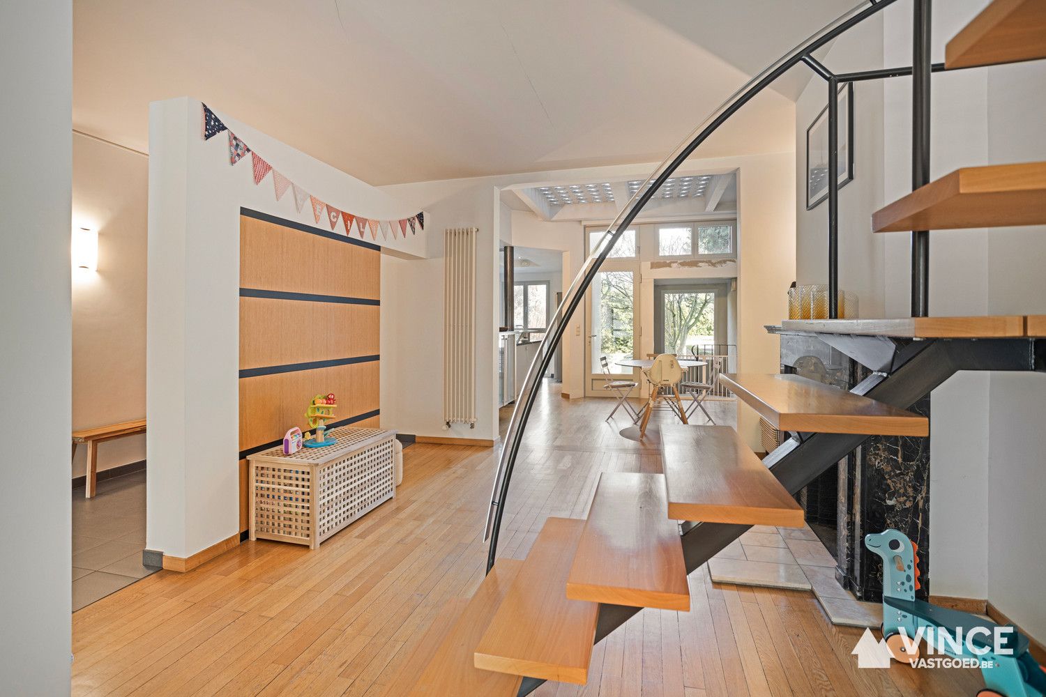 Prachtig huis met indrukwekkende elementen, ruime indeling en leuke tuin foto 4