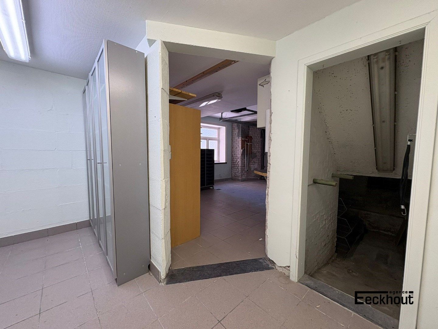 Ruime garagebox met oprit/parkeerplaats op gegeerde ligging foto 6