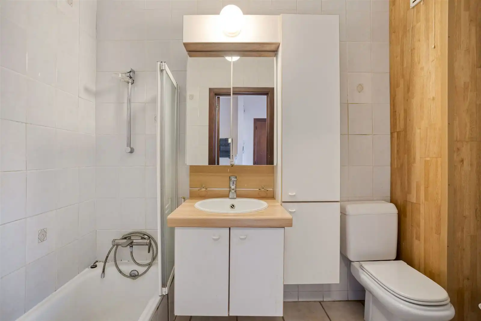 Super gelegen gelijkvloers appartement met voortuintje en garage foto 12