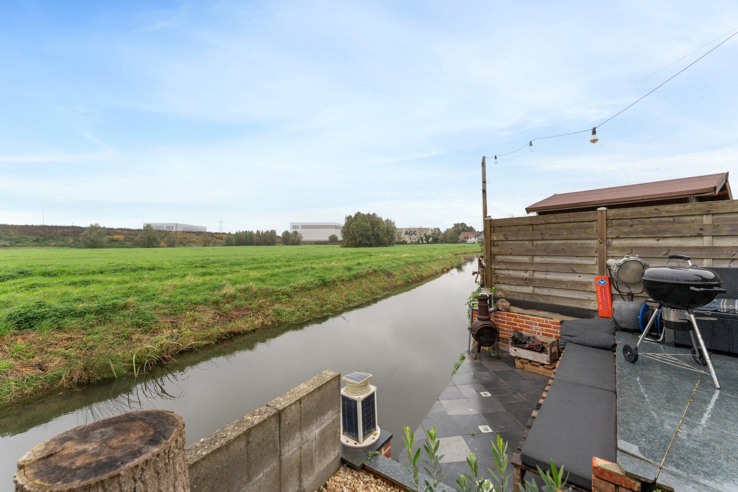 Rijwoning met een fraaie tuin aan het water te Zwankendamme foto 5