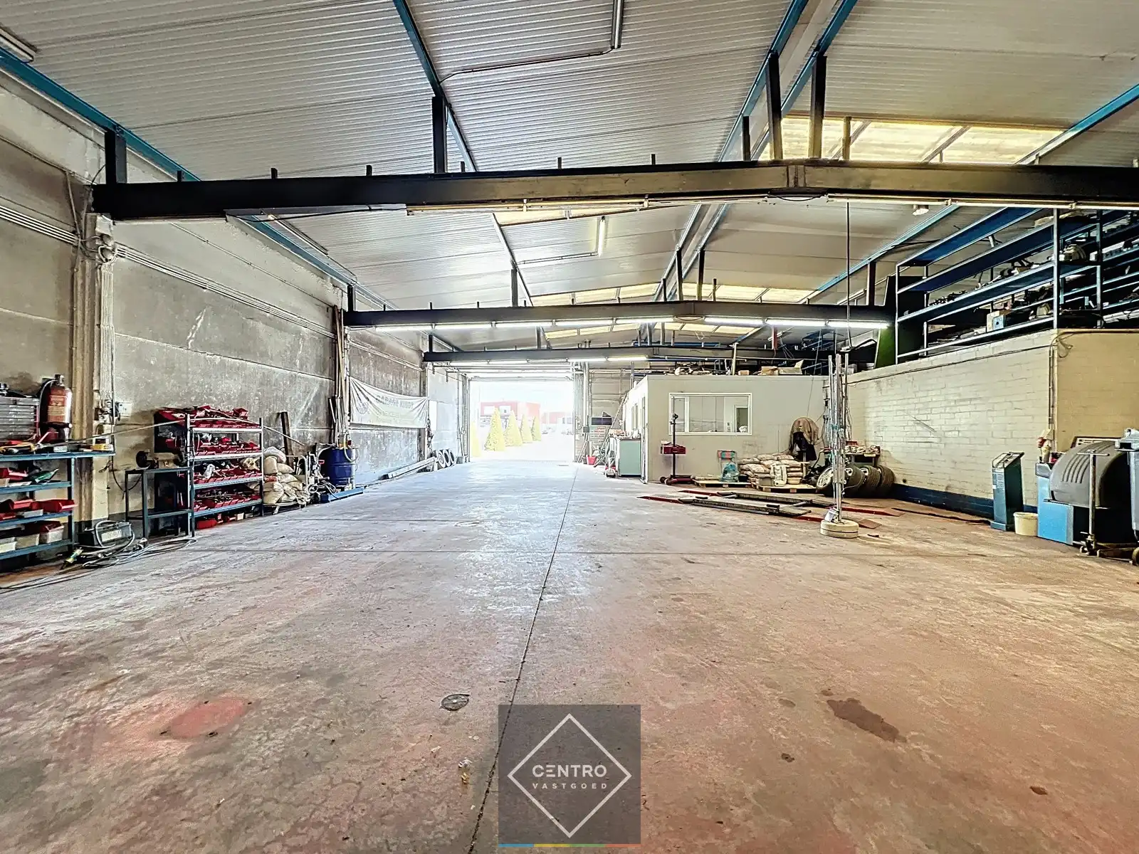 Commercieel gebouw (460m²) met verhard buitenterrein (heden AUTOWERKPLAATS) met uitbreidingsmogelijkheden en VEEL PASSAGE ! foto 10