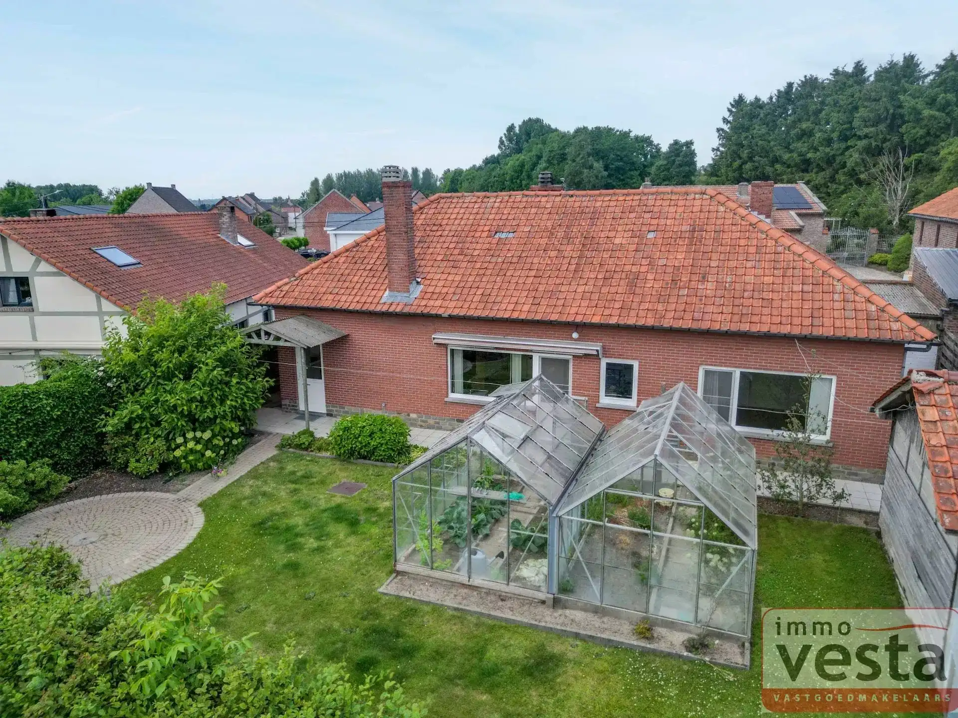 Bungalow met vier slaapkamers, inpandige garage en ruime tuin in Kortessem foto 15