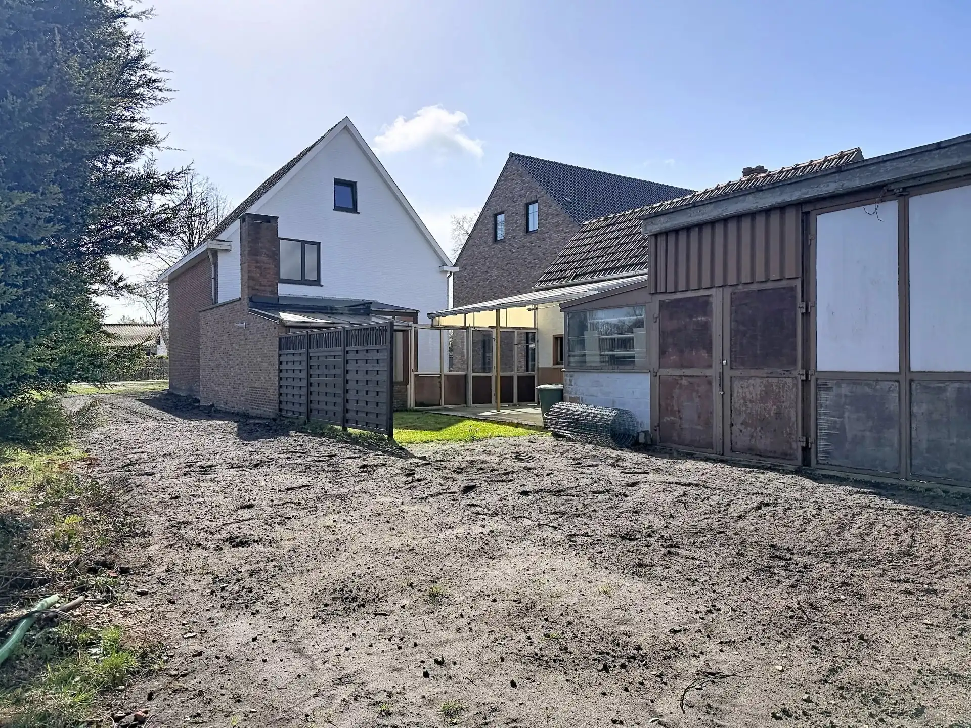 Zeer ruime en verzorgde woning met 5 slaapkamers en 2 badkamers op een groot perceel foto 50