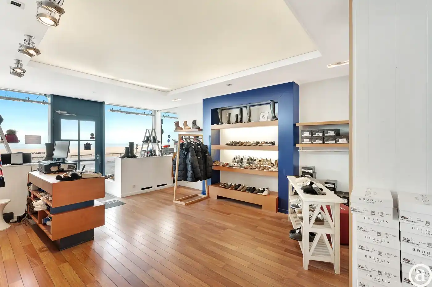 Winkel op de hoek van de Zeedijk met de Strandstraat [Knokke - Zoute]. foto 6