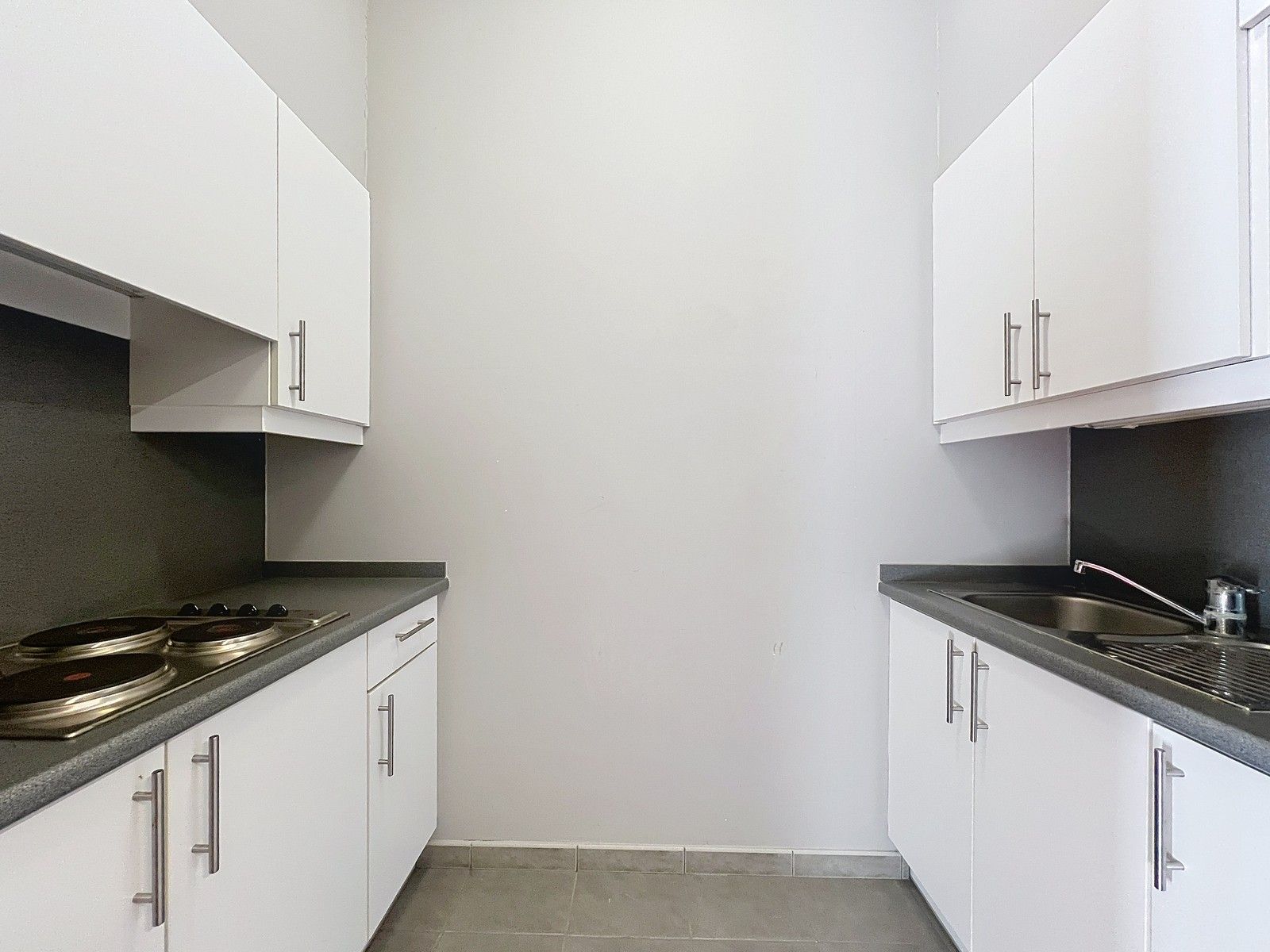 Winkelpand TE HUUR met industriële uitstraling in de Delaerestraat tussen stijlvolle handelszaken. foto 18