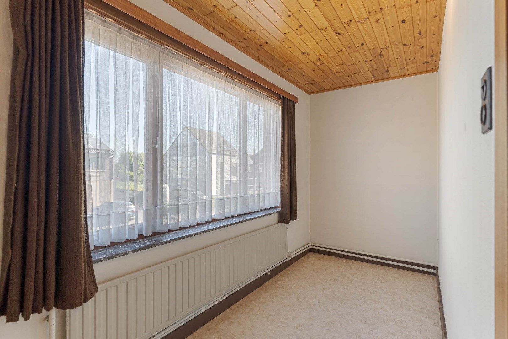 Te renoveren woning op een zuidgericht perceel van 18a 99ca op een zeer gunstige centrale ligging foto 12