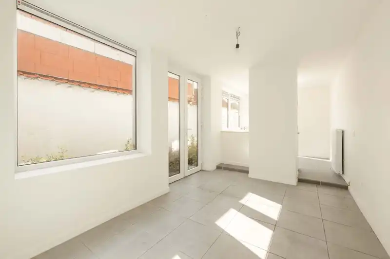 🏡 Volledig gerenoveerde rijwoning met 3 slaapkamers, 2 badkamers & gezellige binnenkoer in Wevelgem foto 7