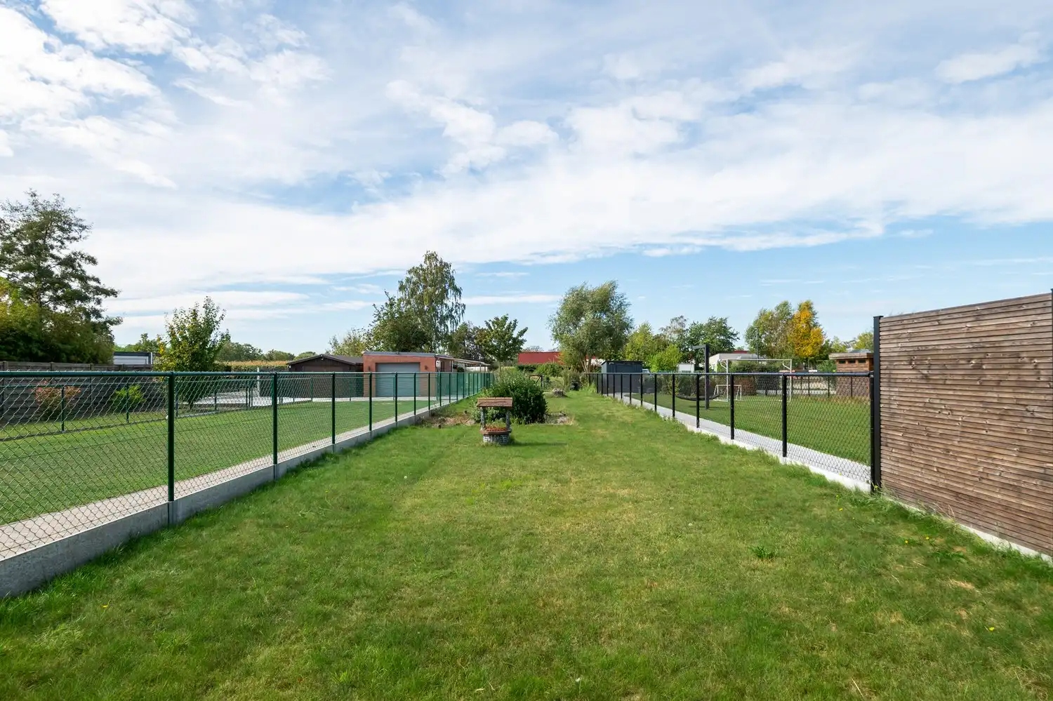 Instapklare woning met inpandige garage en grote tuin op een prima locatie in Kapelle-op-den-bos foto 7
