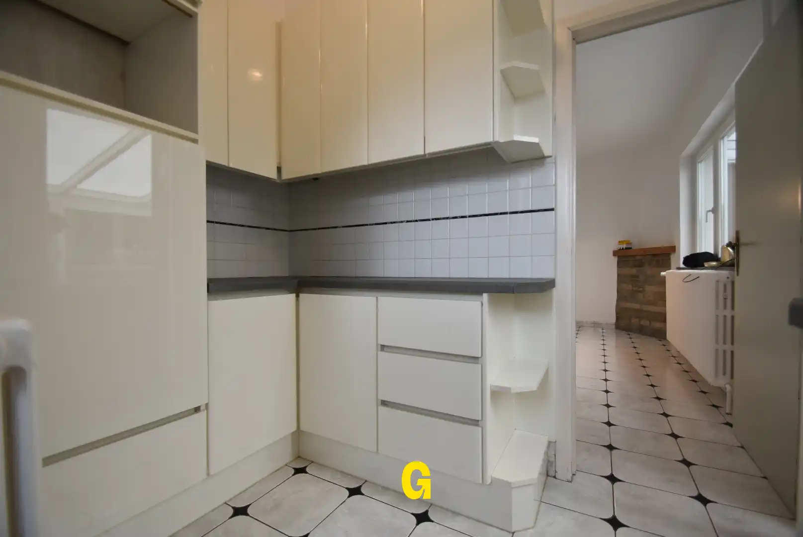 Halfopen woning met drie slaapkamers, tuin en twee garages in hartje Bilzen foto 12