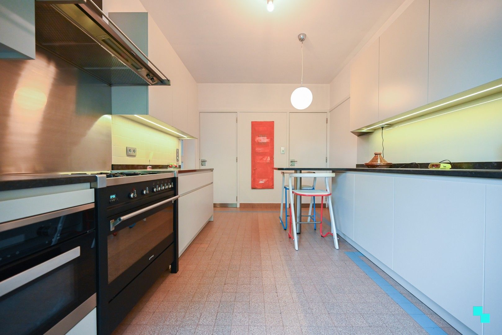 Kleurrijke kubistische burgerwoning in hartje Izegem foto 9