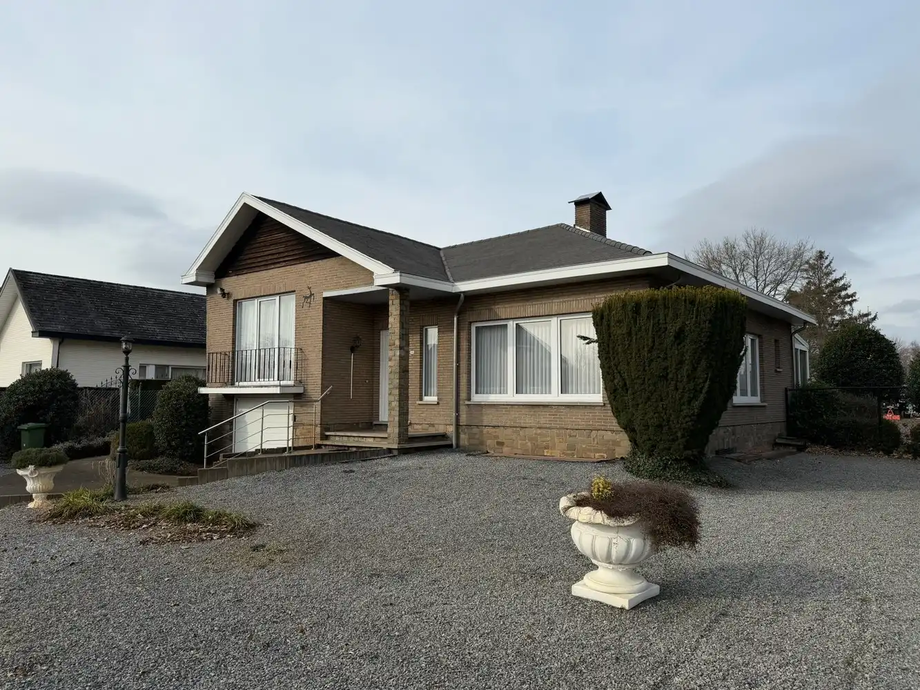 Genk – Hasseltweg 116: Op te frissen woning met 3 slaapkamers, inpandige garage, kelder, tuin en ruime parking aan de voorzijde foto 5