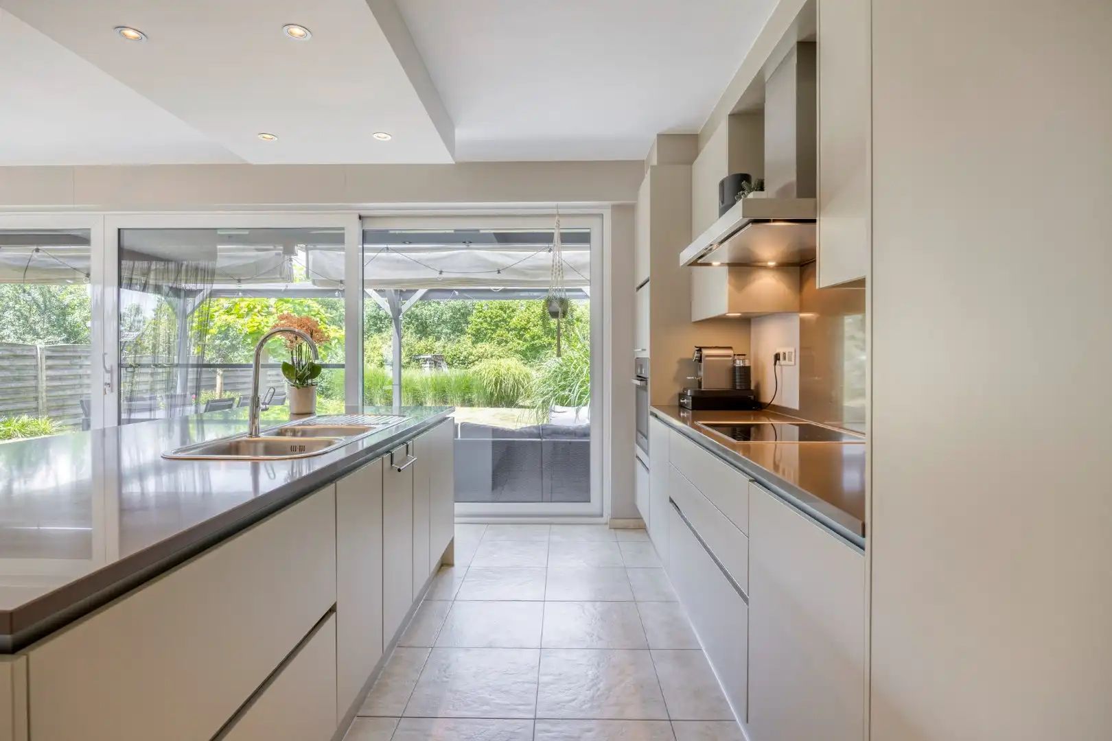 Ruime instapklare woning met 3 slpks op een perceel van 1.251 m² met prachtig uitzicht op achterliggend groen !  foto 9